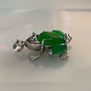 Jade frog pendant